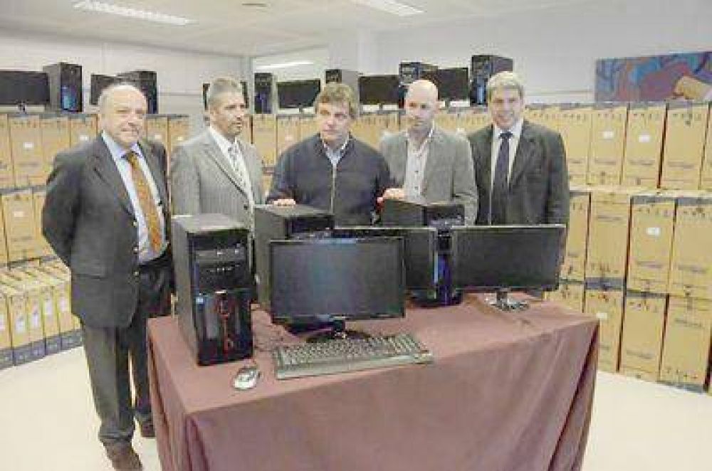 El Municipio adquiri� 220 computadoras para informatizar los centros de salud