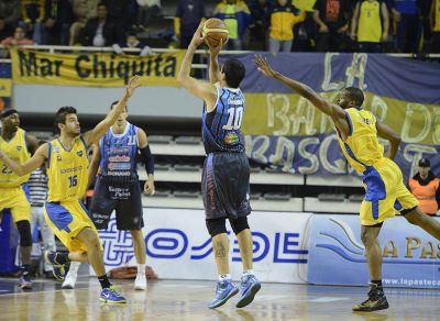 Pe�arol va por el triunfo ante Boca para acercarse a la final