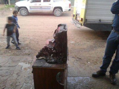 El r�pido accionar de los bomberos impidi� que se prendiera fuego una casa