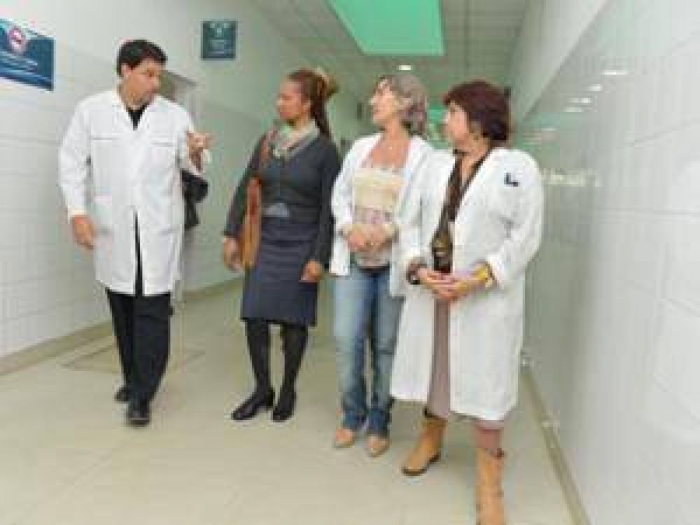 Consultora de EE.UU recorri� los Hospitales de Malvinas Argentinas