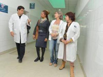 Consultora de EE.UU recorri� los Hospitales de Malvinas Argentinas