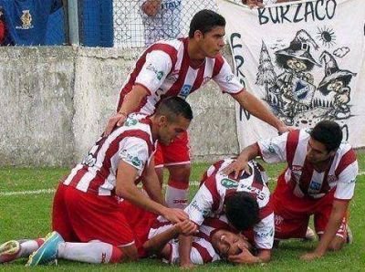 F�tbol: Ca�uelas finaliz� la temporada con una victoria
