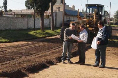 El intendente supervis� los trabajos de colocaci�n de piedra caliza