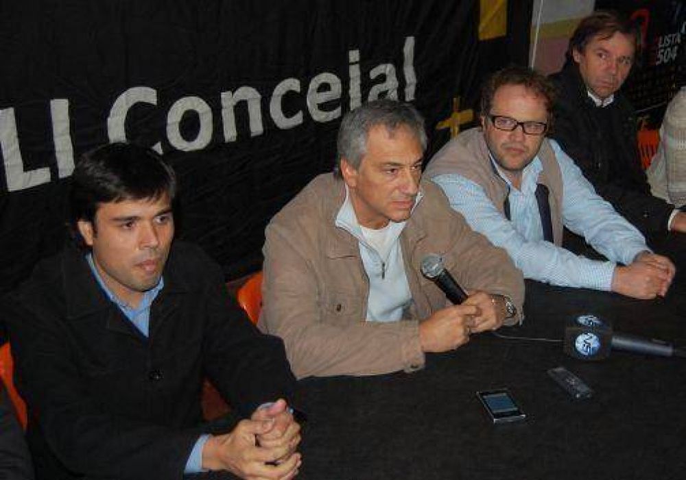 Jos� Eseverri a los vecinos de Chillar: �Cada d�a estamos m�s cerca�