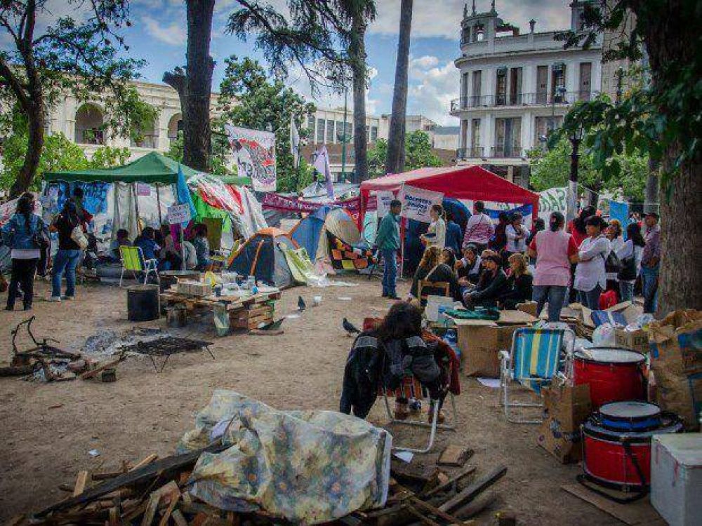 SE LEVANT� TOTALMENTE EL ACAMPE Y HUELGA DOCENTE