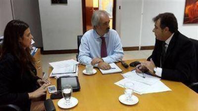 Castellano realiz� gestiones por m�s viviendas y terrenos