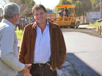 Raimundo visit� una obra clave de pavimentaci�n