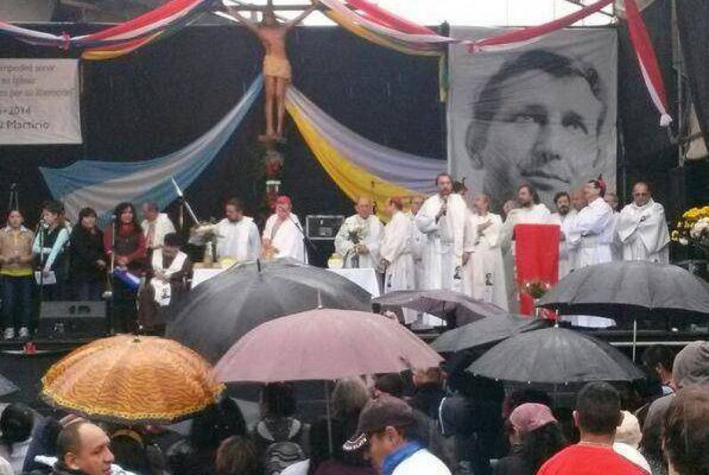 Katopodis particip� de homenaje al Padre Carlos Mugica en La C�rcova