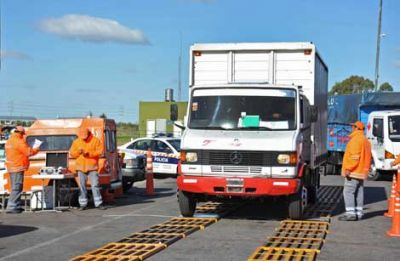 Comienza a operar la balanza vial en la rotonda de las Rutas 5 y 30 