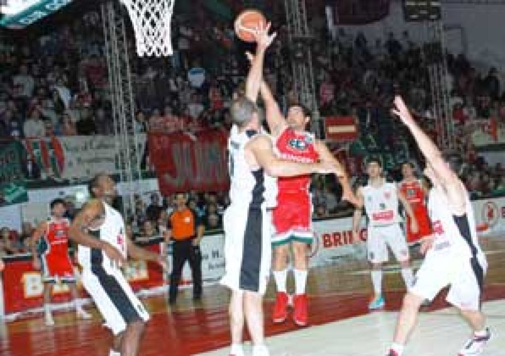 Cclista se prueba el traje de campe�n
