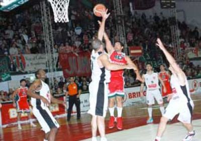 Cclista se prueba el traje de campe�n