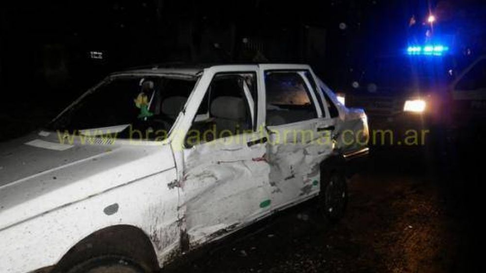 Un auto estacionado completamente destruido por otro que se dio a la fuga