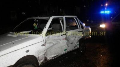 Un auto estacionado completamente destruido por otro que se dio a la fuga