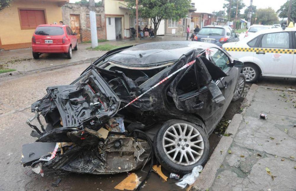 Arrastr� a un motociclista, caus� la muerte de un automovilista y destroz� una rotonda