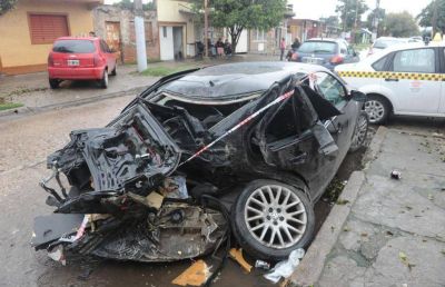 Arrastr� a un motociclista, caus� la muerte de un automovilista y destroz� una rotonda