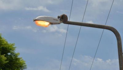 Denuncian que les tuvieron que pagar a empleados de Alumbrado para tener las luminarias encendidas