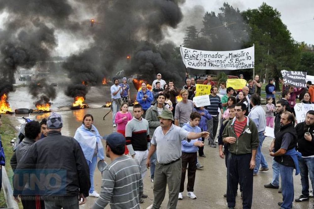 Vecinos cortaron la ruta 18 en el acceso a San Benito en reclamo de m�s seguridad
