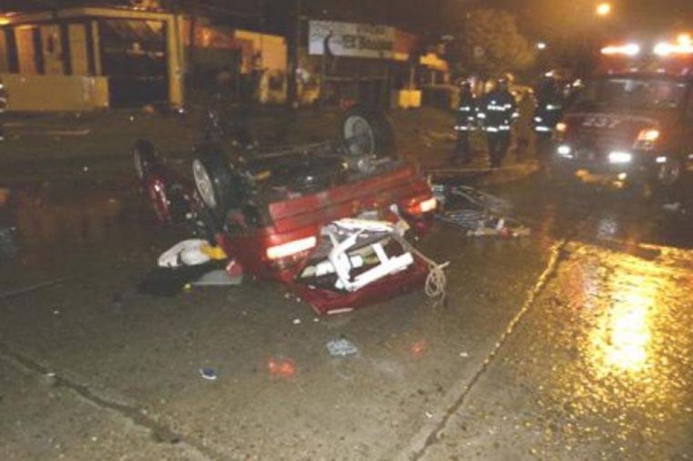Dos muertos en un violento accidente en Paran�