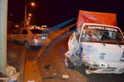 Automovilista choc� de frente contra un flete que realizaba una mudanza