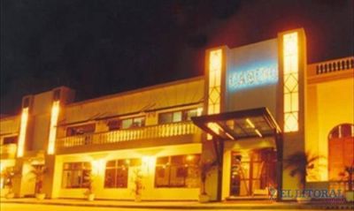 Detienen a mujeres acusadas de vender d�lares falsos en un casino