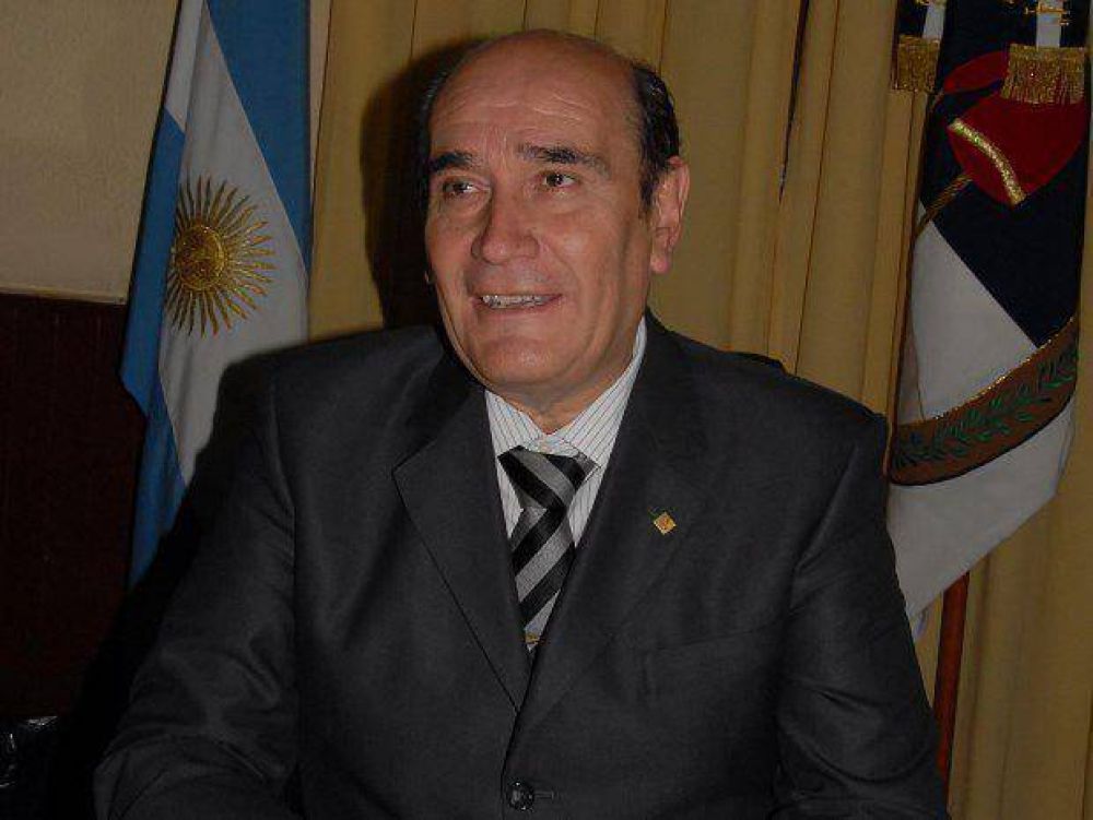 Legislador saluda a enfermeros en su d�a