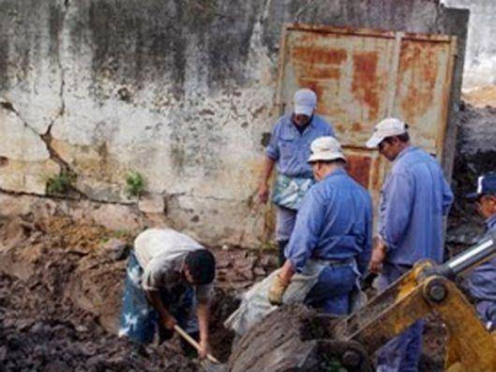 Construyen cloacas en el nuevo edificio