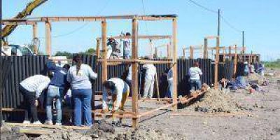 Cien familias reubicadas tras inundaciones