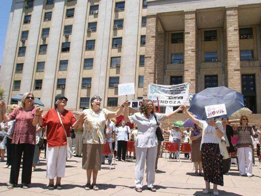 Docentes jubilados tendr�n opciones para pagar las costas