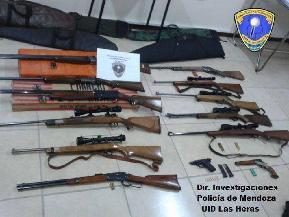 Detuvieron a un hombre con una gran cantidad de armas en su casa y sospechan que bale� a un delincuente