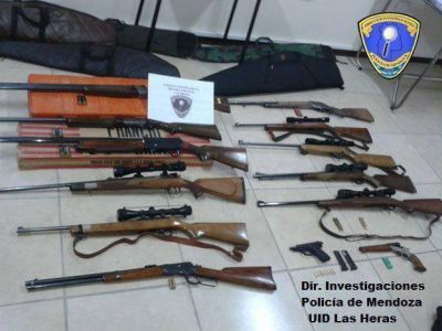 Detuvieron a un hombre con una gran cantidad de armas en su casa y sospechan que bale� a un delincuente