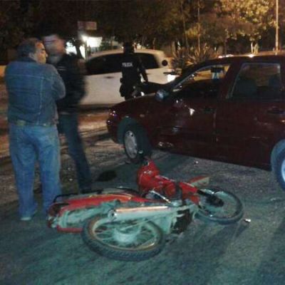 Fuerte choque entre automovil y motocicleta