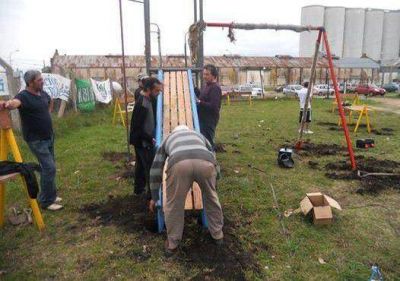 Colocaron juegos en Madre Tierra y crean la Plazoleta N�stor Kirchner