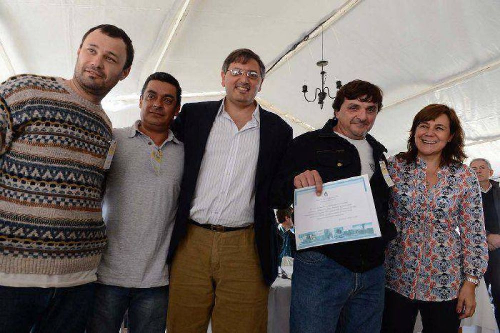 Abarca entreg� $100mil a apicultores Veinticinque�os