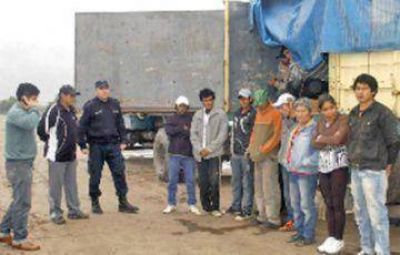 Descubren a trabajadores esclavos de Pinedo llevados en un cami�n en Santiago del Estero