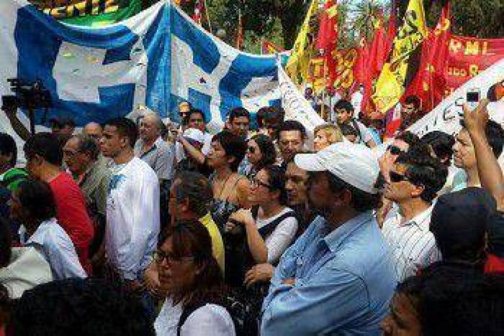 Multitudinaria marcha contra la represi�n