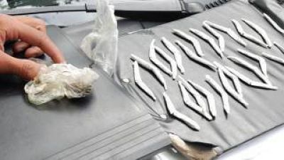Circulaba en una moto y le encuentran veinte cigarrillos de marihuana