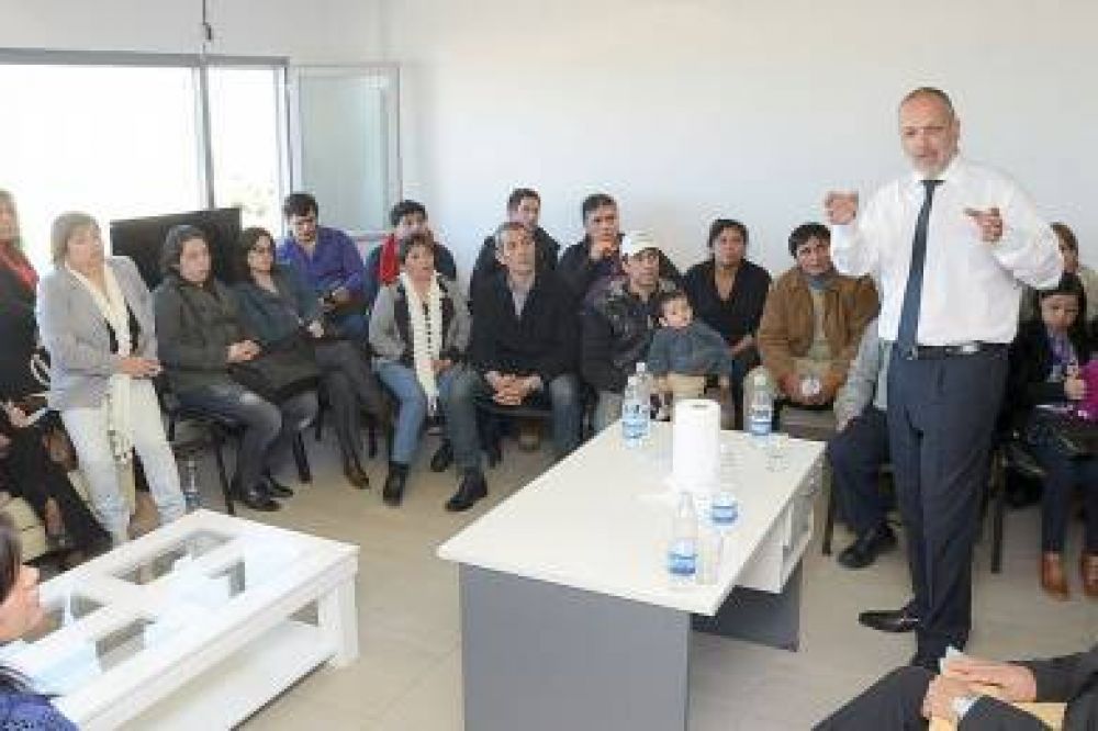 El gobernador repas� los avances en la construcci�n de los Centros de Encuentro