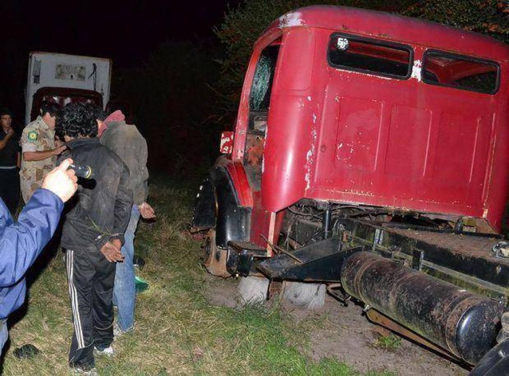 Detuvieron a dos j�venes cuando desarmaban un cami�n