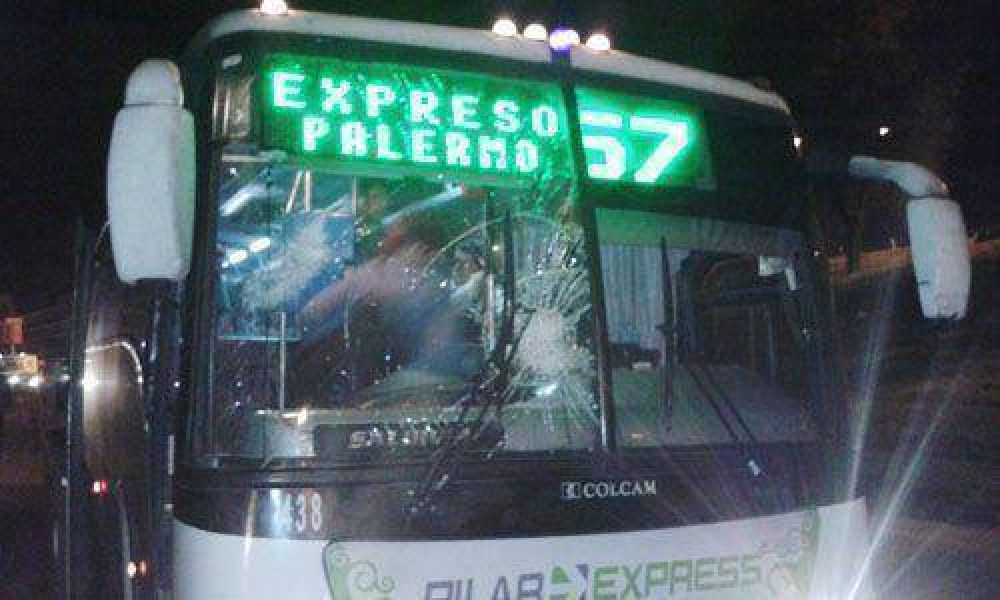 Atacan a piedrazos a un colectivo 57