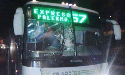 Atacan a piedrazos a un colectivo 57