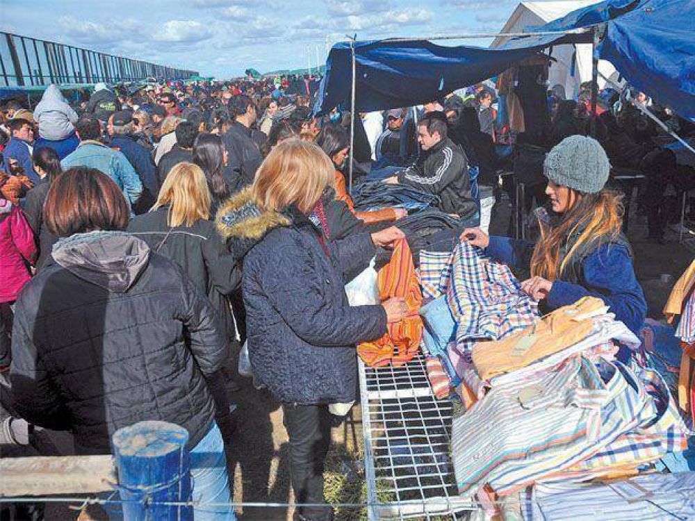 La Salada: doce horas de ofertas, regateos y evasi�n