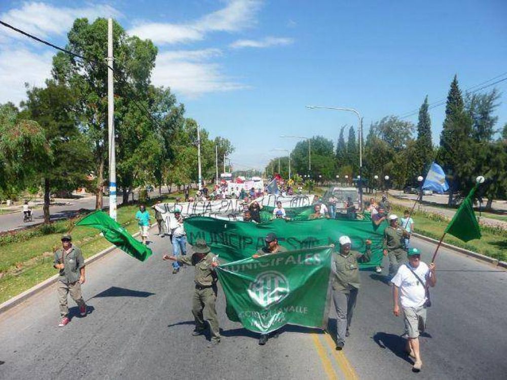 Se profundiza el conflicto con municipales de Lavalle con acampe y encadenados en el municipio