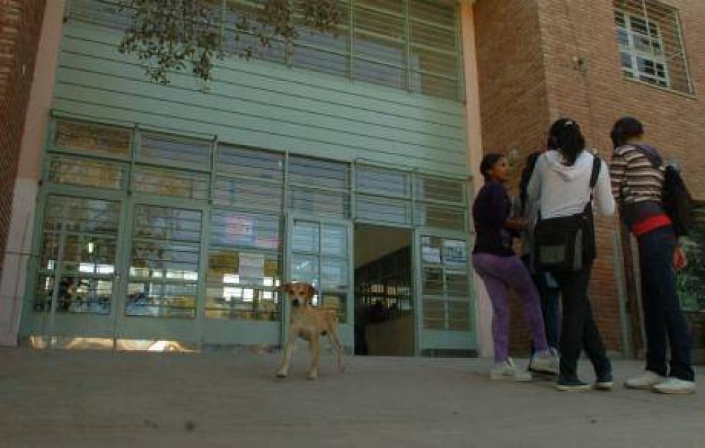 Cambian de colegio a la alumna agresora