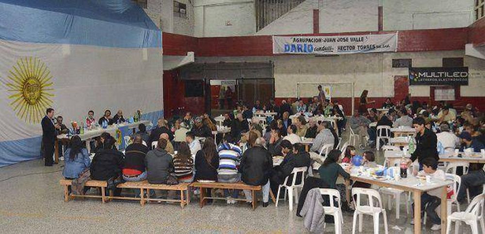 LA AGRUPACI�N JUAN JOS� VALLE JUNTO AL INTENDENTE DE LAN�S DAR�O D�AZ P�REZ