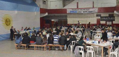 LA AGRUPACI�N JUAN JOS� VALLE JUNTO AL INTENDENTE DE LAN�S DAR�O D�AZ P�REZ
