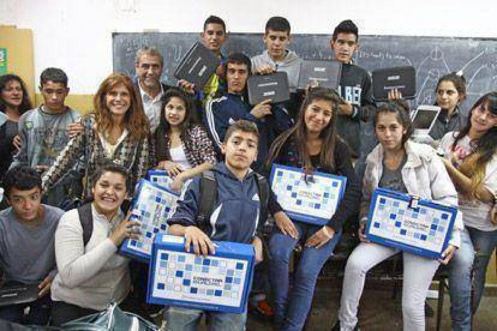 El municipio contina con la entrega de netbooks a alumnos de Avellaneda