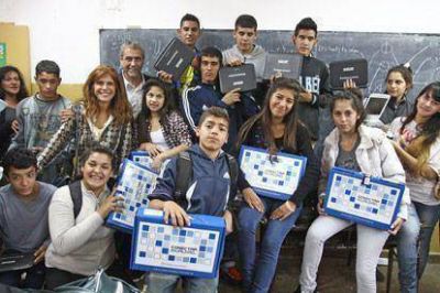 El municipio contin�a con la entrega de netbooks a alumnos de Avellaneda