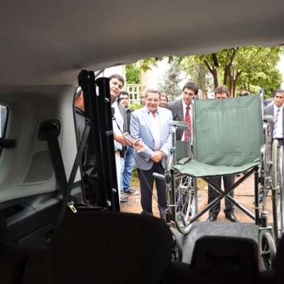 Entregan primera Unidad M�vil del pais para transportar personas en sillas de ruedas