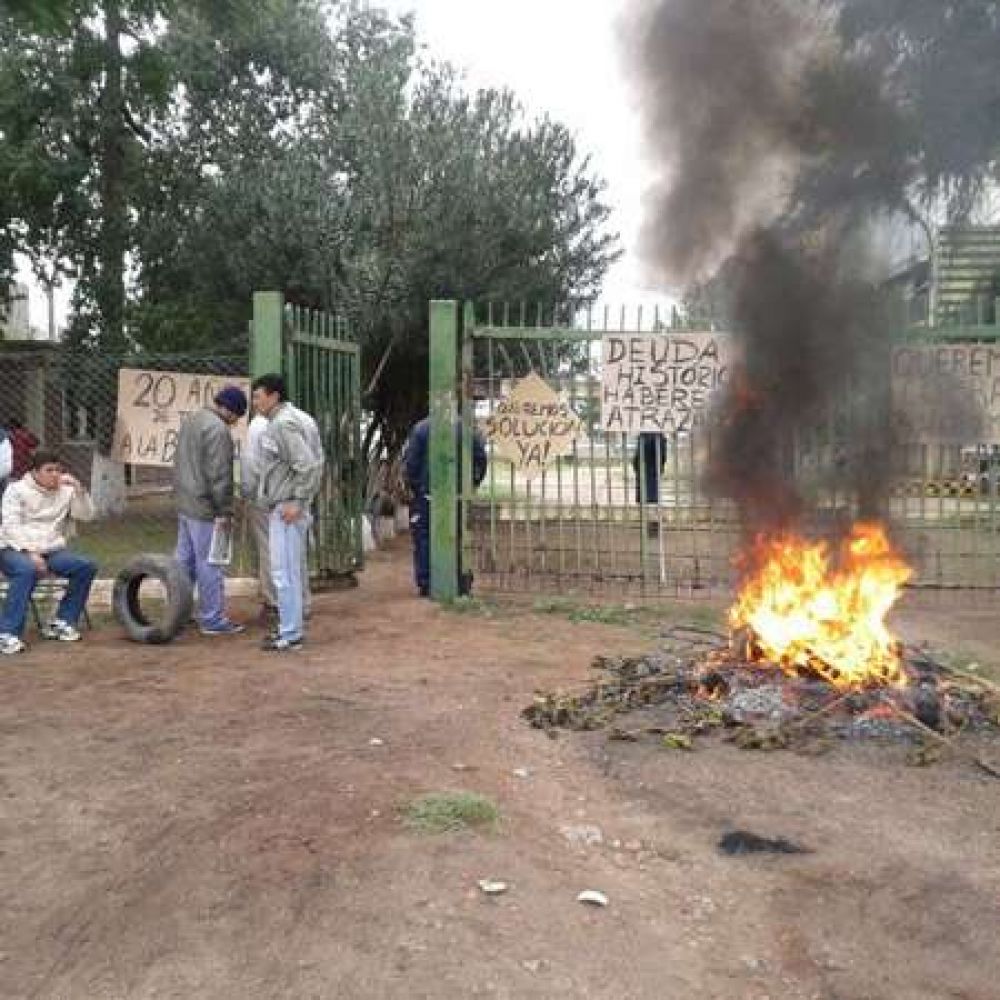 Trabajadores de Argelite reclaman el pago de sueldos frente a la planta