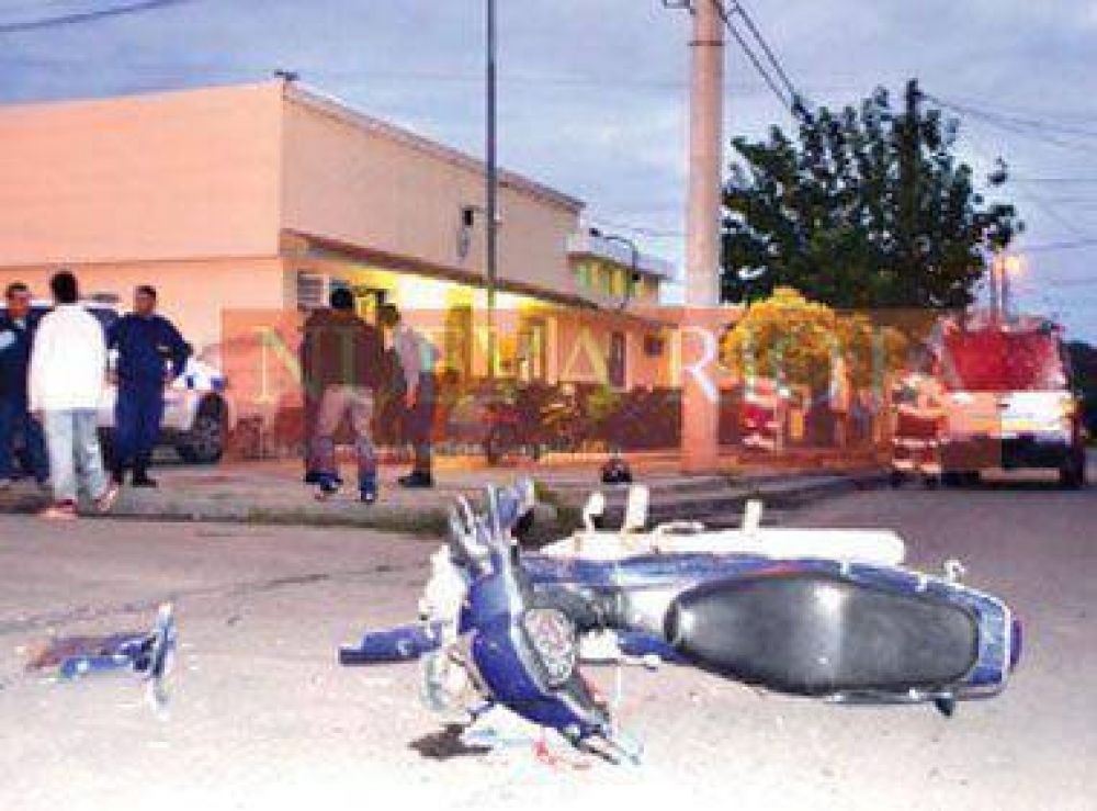 Un motociclista en grave estado tras un espectacular accidente